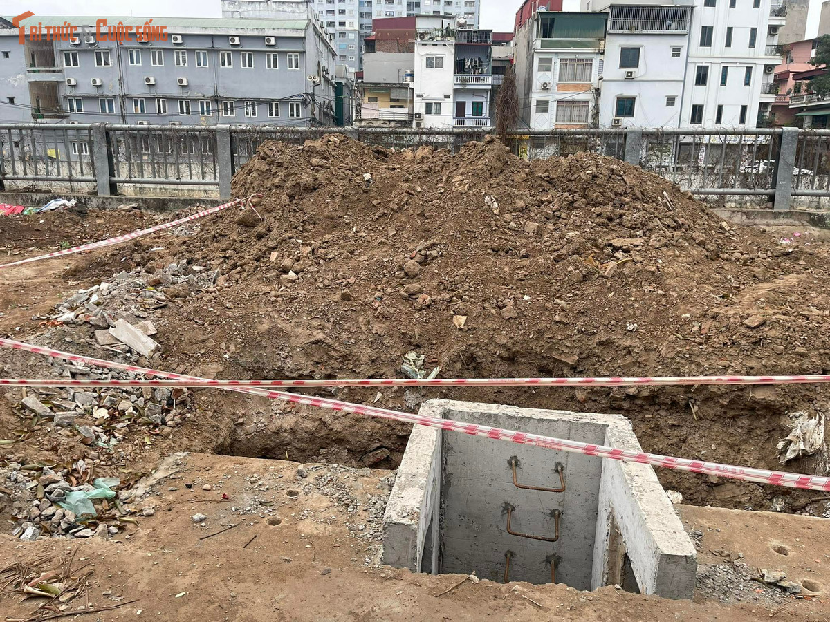 Một trong những nguy cơ lớn nhất hiện nay là tình trạng các hố ga, hố cống không được che chắn đầy đủ. Nhiều nắp ga bị vỡ hoặc mất nắp hoàn toàn, để lộ miệng hố sâu ngay sát lề đường. Có vị trí chỉ được che đậy tạm bợ bằng vài cành cây hoặc dây chằng sơ sài, gần như không có tác dụng cảnh báo. Hố ga không được che chắn bảo vệ, ban ngày còn dễ nhận biết, nhưng khi đêm xuống, ánh sáng yếu khiến người tham gia giao thông khó phát hiện, tiềm ẩn nguy cơ sụt ngã, tai nạn bất cứ lúc nào.