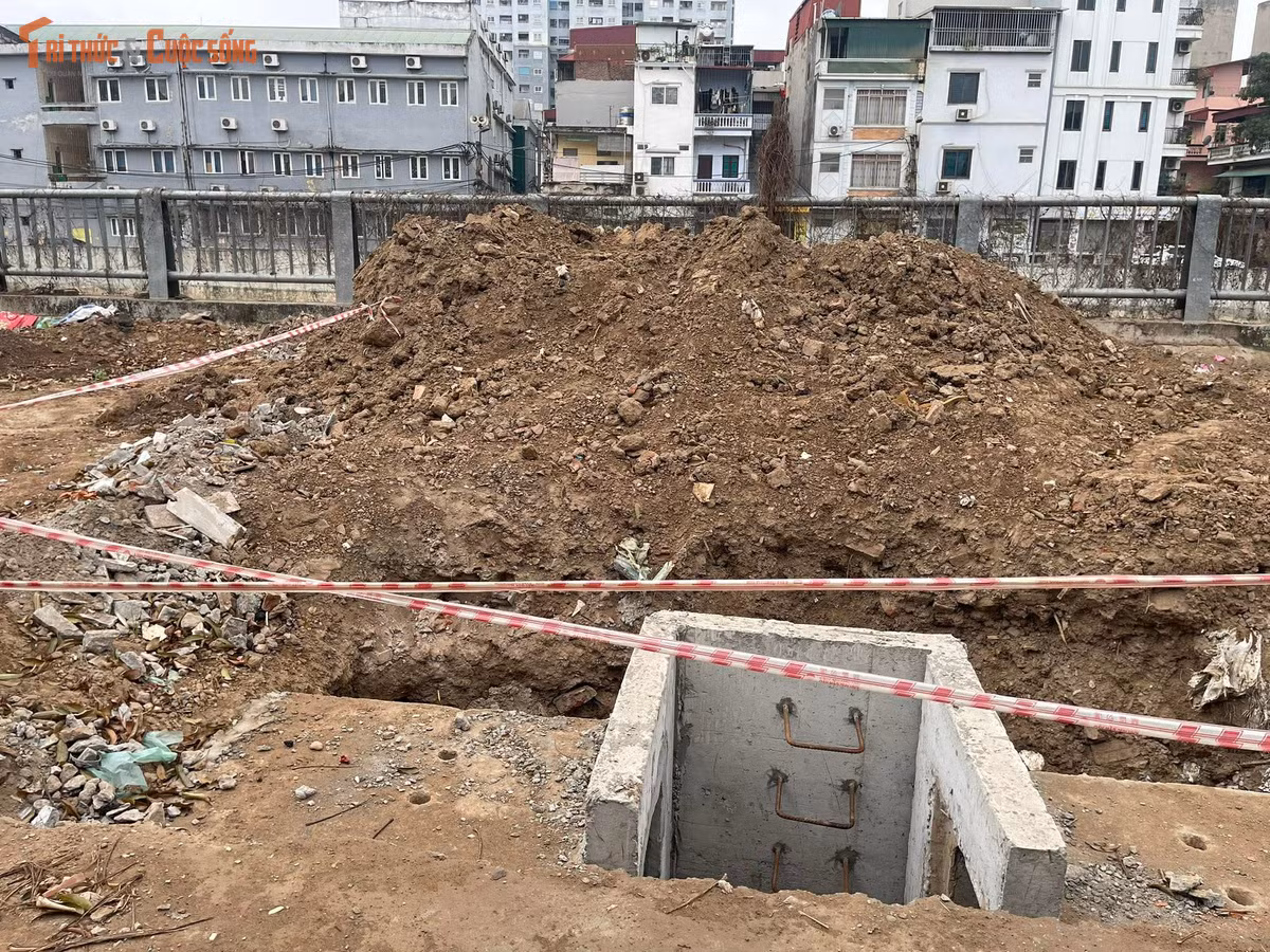 Một trong những nguy cơ lớn nhất hiện nay là tình trạng các hố ga, hố cống không được che chắn đầy đủ. Nhiều nắp ga bị vỡ hoặc mất nắp hoàn toàn, để lộ miệng hố sâu ngay sát lề đường. Có vị trí chỉ được che đậy tạm bợ bằng vài cành cây hoặc dây chằng sơ sài, gần như không có tác dụng cảnh báo. Hố ga không được che chắn bảo vệ, ban ngày còn dễ nhận biết, nhưng khi đêm xuống, ánh sáng yếu khiến người tham gia giao thông khó phát hiện, tiềm ẩn nguy cơ sụt ngã, tai nạn bất cứ lúc nào.