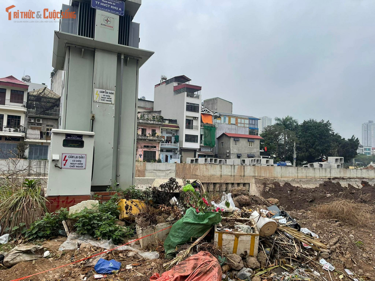 Việc một công trình được kỳ vọng cải thiện hạ tầng và môi trường đô thị Hà Nội lại rơi vào tình trạng đình trệ kéo dài khiến dư luận không khỏi băn khoăn khi trách nhiệm thuộc về ai, liệu nhà thầu có đủ năng lực thi công. Đồng thời, người dân cũng không khỏi nghi ngờ về công tác giám sát, quản lý của chủ đầu tư và các cơ quan chức năng có đang được thực hiện một cách hiệu quả.