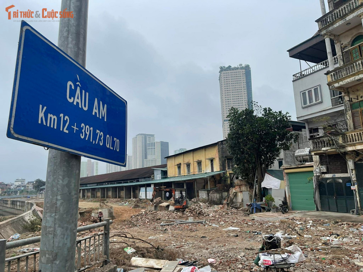 Những ngày gần đây, người dân sinh sống và lưu thông qua khu vực phường Hà Đông, Hà Nội (trước đây là phường La Khê, quận Hà Đông) không khỏi lo lắng khi đi qua tuyến đường Ngô Quyền, nơi đang triển khai Dự án xây dựng kênh La Khê và đường giao thông hai bên bờ kênh.