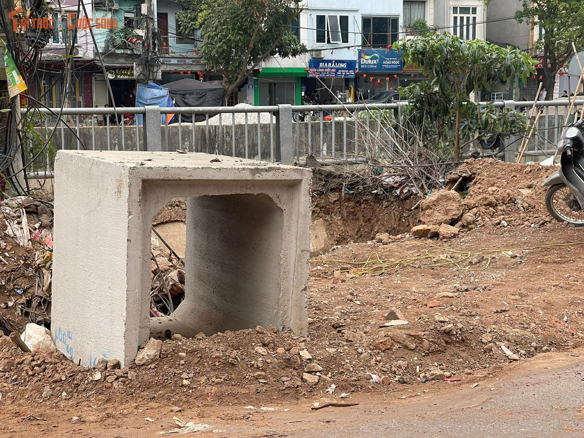 Không chỉ đất đá, nhiều khối bê tông lớn, ống cống cũng bị đặt lộn xộn dọc tuyến. Đáng chú ý, có những ống cống được đặt sát mép đường, nhô cao, che khuất tầm nhìn của người điều khiển phương tiện. Tại một số khúc cua hoặc đoạn đường hẹp, các vật liệu này vô tình trở thành “vật cản nguy hiểm”, khiến người tham gia giao thông không kịp xử lý tình huống, tiềm ẩn nguy cơ tai nạn.