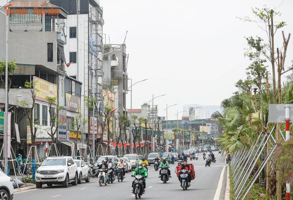 Kéo dài hơn một thập kỷ từ ngày khởi công, đến tháng 5/2025, dự án chính thức được tái khởi công với mốc hoàn thành đặt ra vào cuối quý I năm nay. Theo ghi nhận, nhiều hạng mục của tuyến Vành đai 2,5 đoạn từ nút giao Kim Đồng - Giải Phóng đến Đầm Hồng với chiều dài 1,6km phần lớn đã hoàn thiện. Hiện nay, các đơn vị thi công đang tập trung hoàn thiện những phần việc còn lại nhằm bảo đảm sự đồng bộ của toàn tuyến.