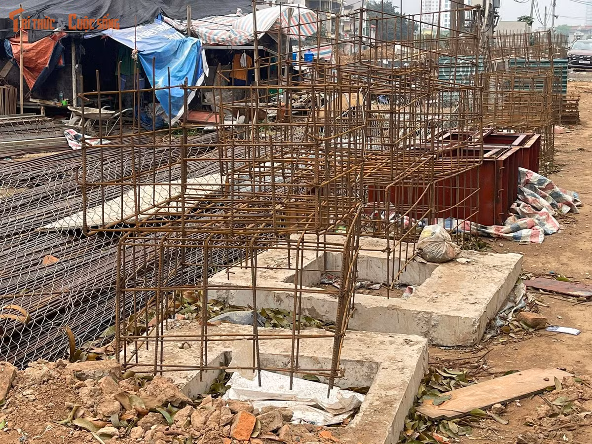 Không dừng lại ở việc tập kết vật liệu thiếu an toàn, quá trình thi công còn diễn ra một cách thiếu kiểm soát. Công nhân đưa các thiết bị sắt thép ra sát mép đường để thi công ngay trên tuyến giao thông đang có phương tiện qua lại. Gây nguy hiểm cho người đi đường, đặc biệt là người đi xe máy.