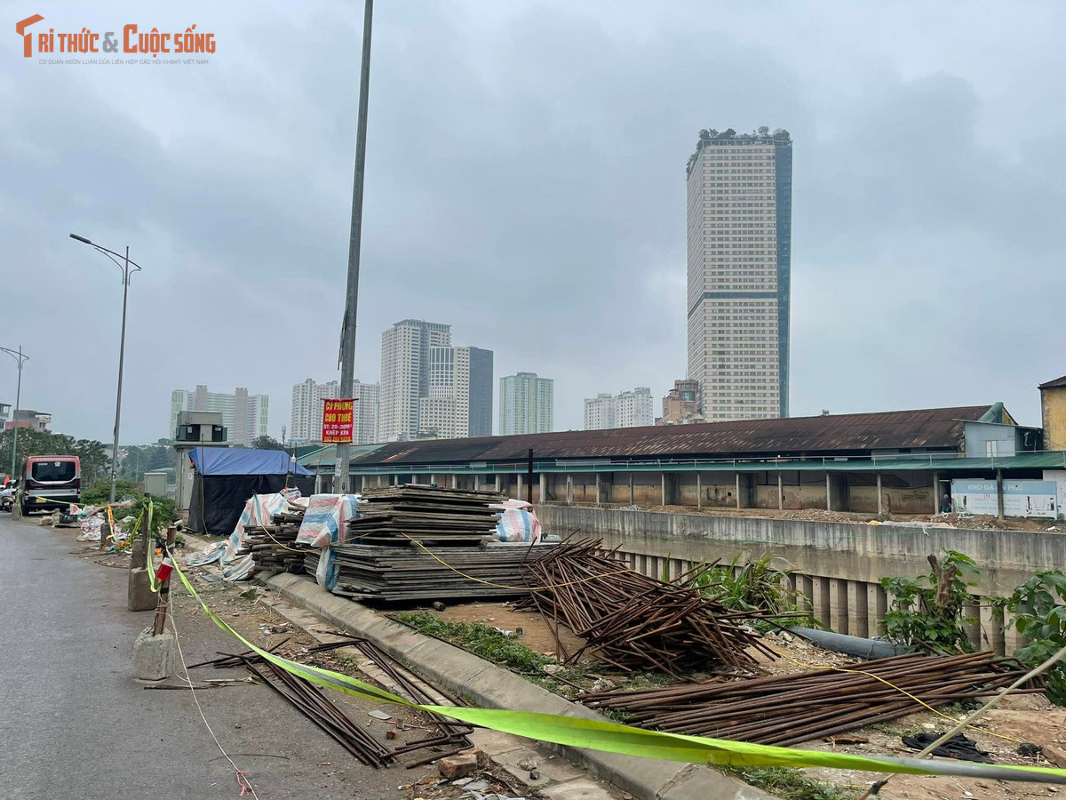 Người dân sinh sống nhiều năm tại chia sẻ, họ đã chứng kiến không ít vụ tai nạn xảy ra trên tuyến đường này. Người đi xe máy ngã suốt, xe hỏng, ô tô chạy qua cũng chẳng yên, có xe còn rụng cả nắp ca-pô. Đường thì lồi lõm, ổ gà chằng chịt, trời mưa thì trơn trượt, nắng lên thì bụi mù mịt, đi lại vất vả.