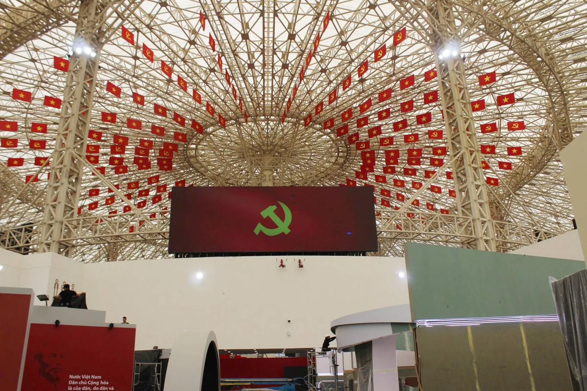 Hàng trăm lá cờ đỏ sao vàng đang được treo lên cao.