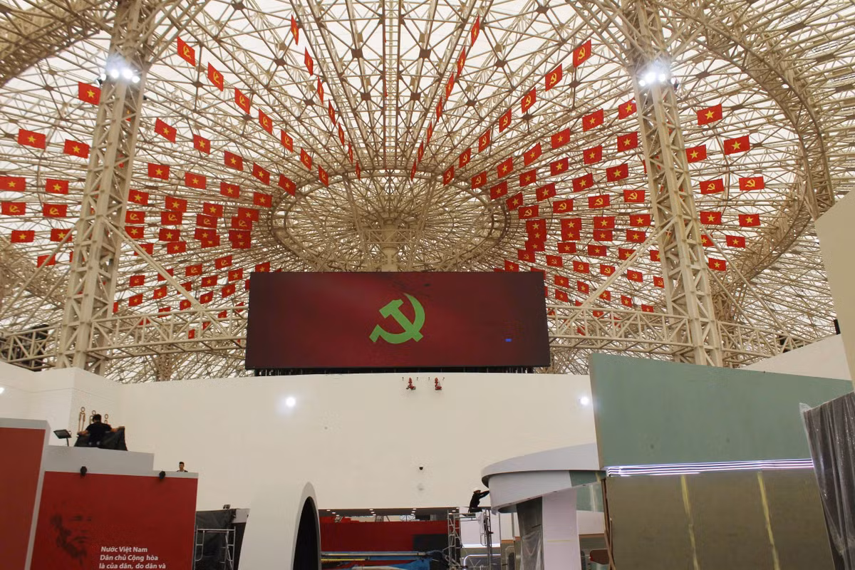 Hàng trăm lá cờ đỏ sao vàng đang được treo lên cao.