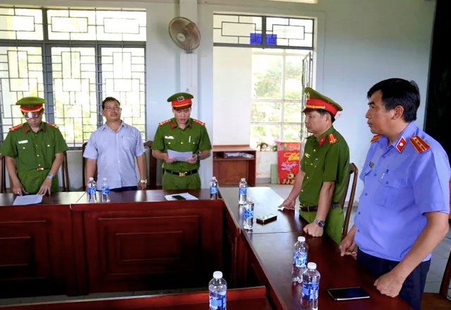 Ngày 29/5, Công an tỉnh Gia Lai khởi tố ông Rơ Châm Laoh (SN 1984) – Chủ tịch UBND xã Ia Phí, huyện Chư Păh – về tội “Thiếu trách nhiệm gây hậu quả nghiêm trọng”. Ông Laoh bị xác định liên đới trách nhiệm trong vụ bà Trần Thị Bảy, công chức tài chính – kế toán xã, lập khống chứng từ, chiếm đoạt hơn 334 triệu đồng thông qua việc mua 36 hóa đơn. Cơ quan điều tra cũng khởi tố bà Hoàng Thị Hồng Minh, người điều hành hộ kinh doanh, về tội “Mua bán trái phép hóa đơn”, và ông Đặng Mậu Thảo, công chức Phòng Kinh tế – Hạ tầng TP Pleiku, về tội “Nhận hối lộ” với 19 lần nhận tiền tổng cộng 71,5 triệu đồng từ năm 2022–2024.