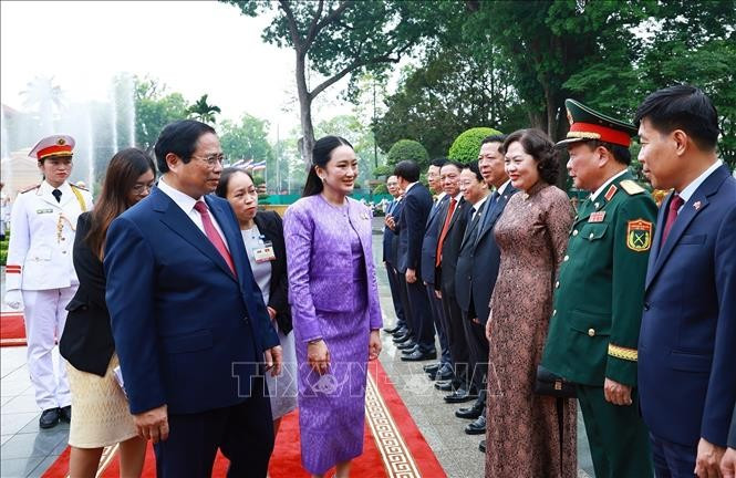 Thủ tướng Phạm Minh Chính giới thiệu với Thủ tướng Thái Lan Paetongtarn Shinawatra thành viên đoàn Việt Nam. Ảnh: Dương Giang/TTXVN 1-9144.jpg