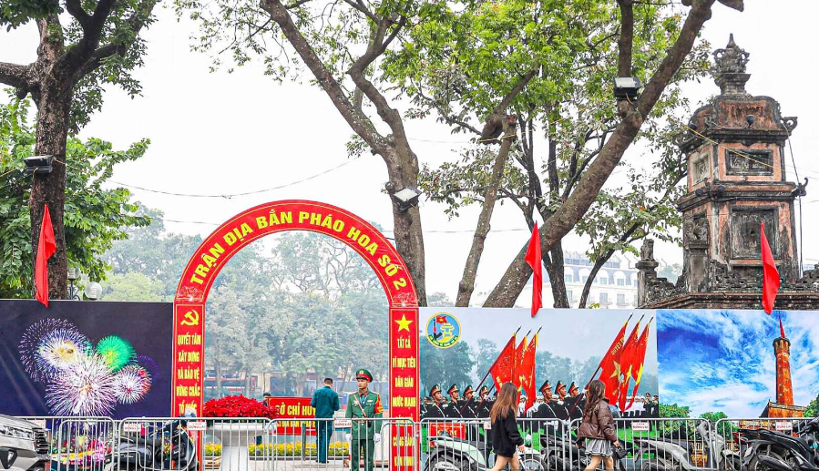 Trước thời điểm khai hỏa pháo hoa chào đón Tết Dương lịch 2026, công tác chuẩn bị tại các trận địa bắn trên địa bàn Hà Nội đang được các đơn vị khẩn trương triển khai, bảo đảm đúng tiến độ, yêu cầu kỹ thuật và tuyệt đối an toàn.