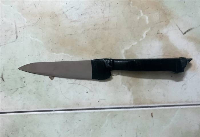 Tối đó, khi nói chuyện, Huy biết không thể lay chuyển được chị L, gã đi vào nhà vệ sinh, lấy số thuốc kia pha vào cốc nước rồi đem cho L uống. Chẳng nghi ngờ, L uống một hơi hết cốc nước. Chỉ ít phút sau, L sùi bọt mép, lên cơn co giật rồi tử vong. Chứng kiến bạn gái chết, Huy đi mua 99 bông hoa hồng và 1 con dao mang lên phòng. Gã tỉ mỉ rải hoa xung quanh thi thể người yêu, xếp hoa thành hai chữ cái H – L. (Ảnh minh họa, nguồn internet)