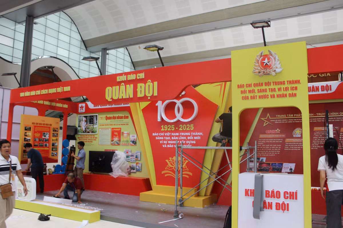 Theo ghi nhận của PV Báo Tri thức và Cuộc sống, ngày 18/6, trước giờ khai mạc Hội Báo toàn quốc năm 2025, các đơn vị báo chí trên khắp mọi miền Tổ quốc đang khẩn trương trang hoàng gian hàng báo chí của mình đẹp và ấn tượng nhất. Tất cả đều nỗ lực, sẵn sàng cho ngày hội lớn nhất của những người làm báo toàn quốc.
