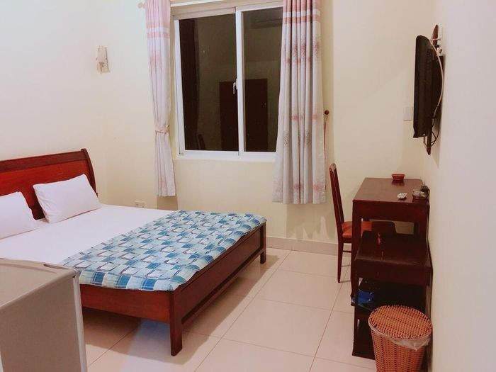 Khi tìm hiểu về nhân thân của anh Đ, các trinh sát được biết thanh niên này hiện đang làm nhân viên một cơ quan nhà nước trên địa bàn huyện Vĩnh Tường. Theo nhân viên nhà nghỉ, trưa 5/10, nạn nhân đi cùng một cô gái trẻ đến thuê phòng 304 để nghỉ. Thời điểm này trời nắng nóng nên cô gái mặc áo trùm kín mít, không nhận diện được. (Ảnh minh họa, nguồn internet)