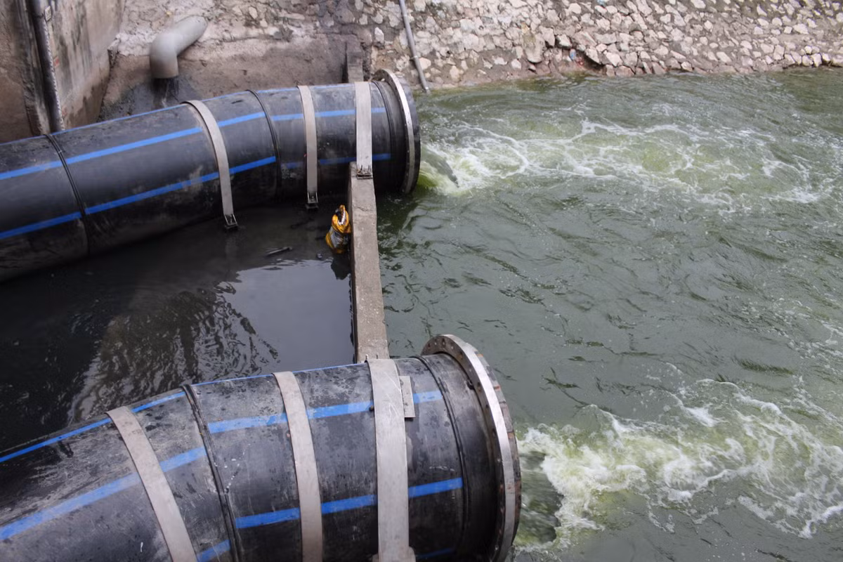 Theo ông Tiến, trước ngày 20/9, thành phố Hà Nội sẽ bổ cập thêm nước sau xử lý từ Nhà máy xử lý nước thải Yên Xá về sông Tô Lịch với lưu lượng khoảng 200.000 m³/ngày đêm; khi đó mực nước duy trì khoảng 3,5 m. Ông Tiến cũng khẳng định từ ngày 15/8, toàn bộ 245 cửa xả dọc sông Tô Lịch đã được thu gom triệt để, đưa nước thải về Nhà máy xử lý nước thải Yên Xá để xử lý.