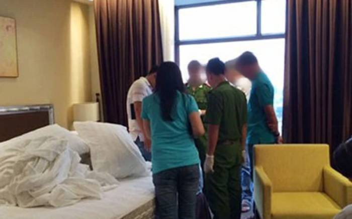 Tại hiện trường, lực lượng kỹ thuật hình sự xác định chị G tử vong với 9 vết thương trên cơ thể, trong đó có những vết tại vị trí hiểm. Trên cổ nạn nhân có vết xiết bằng dây xạc điện thoại. Thời điểm tử vong vào khoảng từ 23h đêm 8/1. Các điều tra viên phát hiện chiếc két sắt trong phòng ngủ của nạn nhân có cắm chìa khóa, tuy không mở. Đồ đạc, tài sản bị lục tung. (Ảnh minh họa, nguồn internet)