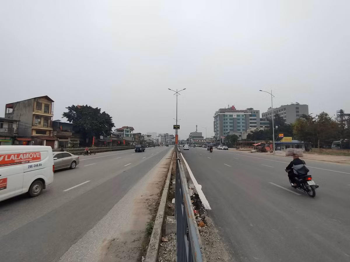 Theo ghi nhận của PV Báo Tri thức và Cuộc sống, mặt đường chính của tuyến Quốc lộ 1A đoạn Văn Điển - Ngọc Hồi hiện đã được hoàn thiện, các phương tiện có thể lưu thông thuận lợi hơn trước.