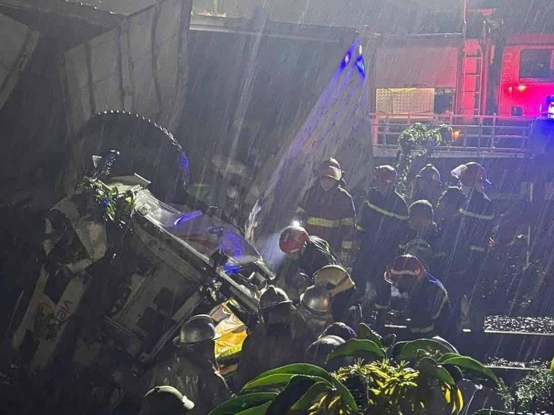 Cú tông mạnh khiến ô tô tải bị kéo lê đoạn dài. Tại hiện trường, thùng xe tải bẹp rúm, chắn ngang đường sắt.