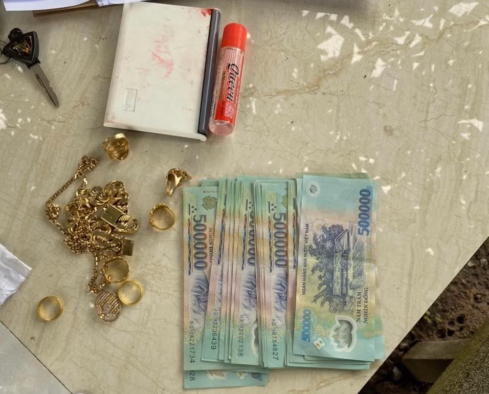 Tại thời điểm thi thể anh T được phát hiện, toàn bộ tiền bạc và chiếc xe máy đã biến mất. Theo gia đình, anh T có cuộc sống khép kín, không có nhiều bạn bè. Trong công việc làm ăn, người này cũng chẳng mâu thuẫn với ai, vì thế không thể phát sinh thù tức để có thể dẫn tới thảm án. Anh T cũng là người chăm chỉ lao động, thường đi làm thuê cho các hộ dân trong vùng. (Ảnh minh họa, nguồn internet)