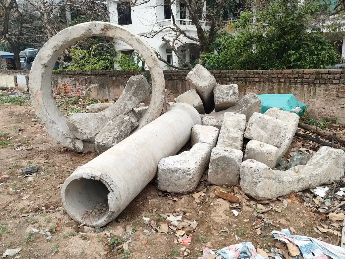 Tuy nhiên, dọc bên đường, nhiều đoạn vỉa hè vẫn chưa hoàn thiện, vật liệu xây dựng và các ống cống thoát nước vẫn tập kết ngay trên phần đất đang thi công.