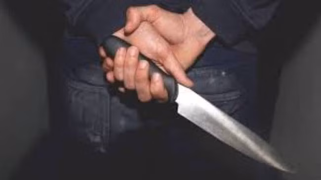 Trong lúc nói chuyện, hai người xảy ra cãi vã. Sau đó, chị L. lấy xe ra về thì bị Tùng đuổi theo giật chìa khóa xe ném xuống kênh. Không có chìa khoá, chị L. đưa xe vào quán ven đường để sửa. Trong lúc này, Tùng chạy xe máy về phòng trọ tại thôn Khê Hồi (xã Hà Hồi, Thường Tín) lấy một con dao. Sau khi quay trở lại, Tùng đứng đợi chị L. sửa xe máy xong và tiếp tục bám đuổi để níu kéo tình cảm. Khi thấy người tình bất hợp tác, Tùng đã rút dao đâm nhiều nhát khiến chị L. tử vong tại chỗ. Gây án xong, Tùng lên xe máy rời khỏi hiện trường. (Ảnh minh họa, nguồn internet)