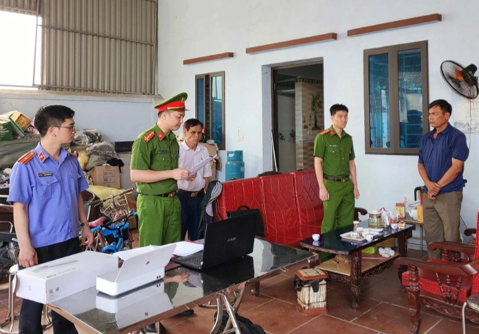 Ngày 30/5, VKSND tỉnh Bắc Giang phê chuẩn khởi tố, bắt tạm giam ông Phạm Trọng Đường – nguyên Chủ tịch UBND xã Bắc Lũng, huyện Lục Nam – về tội "Lợi dụng chức vụ, quyền hạn trong khi thi hành công vụ". Ông Đường bị cáo buộc đã chỉ đạo lập khống phiếu thu tiền bồi thường liên quan dự án xây dựng nhà máy của Công ty TNHH Đức Trung năm 2015, nhằm hợp thức hóa thủ tục cho doanh nghiệp. Hành vi này bị xác định gây thiệt hại hơn 1 tỷ đồng cho ngân sách UBND xã Bắc Lũng.