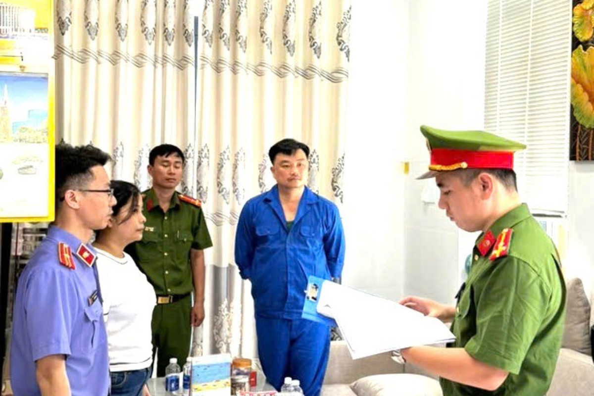 Ngày 27/5, Công an tỉnh Đồng Nai khởi tố, bắt tạm giam ông Nguyễn Thành Dân, Chủ tịch UBND phường Trảng Dài, TP Biên Hòa cùng 4 cán bộ Tổ Quản lý đô thị phường, gồm Phạm Văn Tú, Trần Đình Hoài, Trần Đình Hưng và Trần Văn Tuấn, về tội “Nhận hối lộ”.