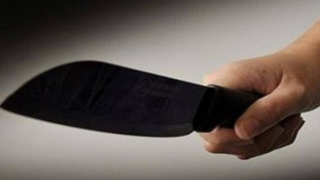 Tại khu cách ly, Đồng quen và nảy sinh quan hệ tình cảm với chị Đ (SN 1990, trú tại Ninh Kiều, Cần Thơ). Sau khi hết cách ly, cả hai về Ninh Bình thuê nhà nghỉ ở cùng nhau. Chiều 6/8, giữa chị Đ và Đồng nảy sinh cãi vã liên quan đến chuyện tiền bạc. Đồng đã dùng dao đâm, chém liên tiếp 23 nhát khiến chị Đ trọng thương. Sau khi gây án, Đồng đã bỏ trốn cho đến khi bị Công an Ninh Bình bắt giữ. Với hành vi phạm tội của mình đối tượng đã phải nhận mức án 16 năm tù. (Ảnh minh họa, nguồn internet)