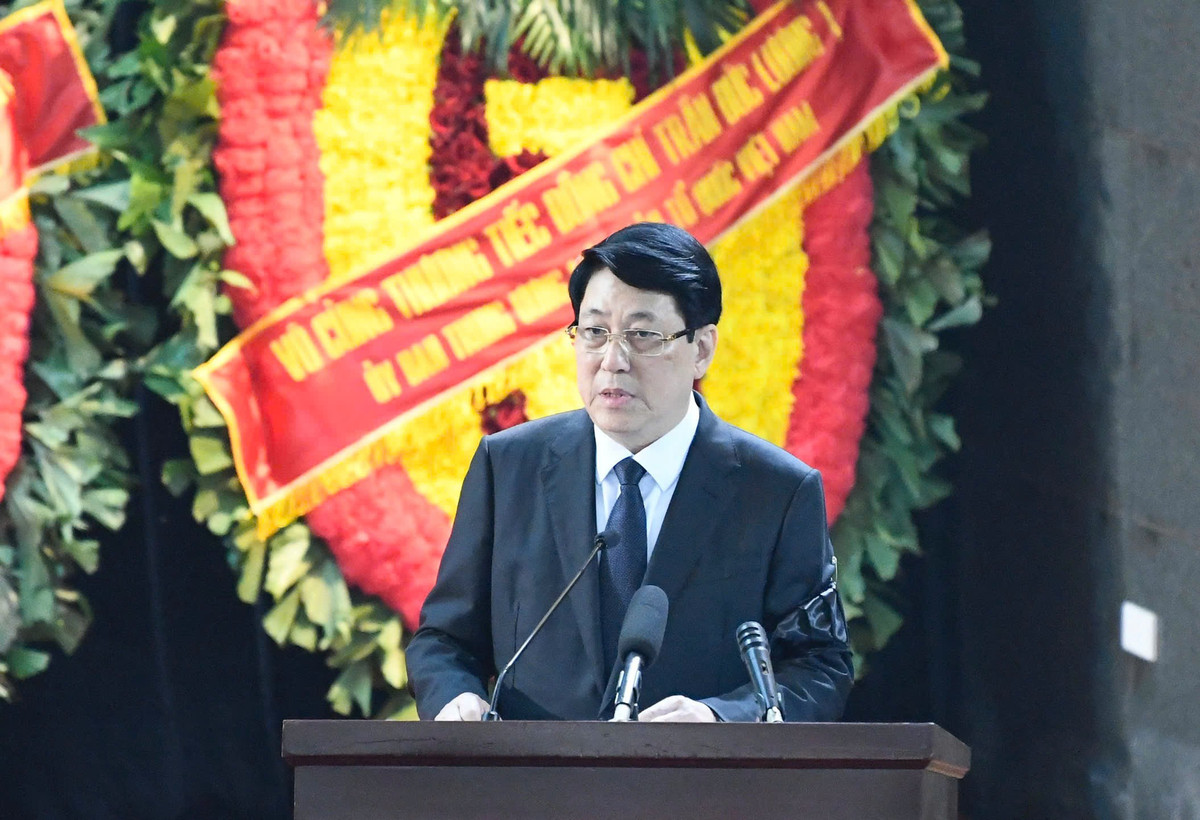 Chủ tịch nước Lương Cường, Trưởng Ban lễ tang lên đọc lời điếu. Chủ tịch nước Lương Cường điểm lại tiểu sử, quá trình công tác của nguyên Chủ tịch nước Trần Đức Lương. Ông nhấn mạnh những đóng góp quan trọng của nguyên Chủ tịch nước Trần Đức Lương trong việc thực hiện đường lối Đổi mới của Đảng góp phần đưa nước ta vượt qua những khó khăn, thách thức của thời kỳ đầu Đổi mới...