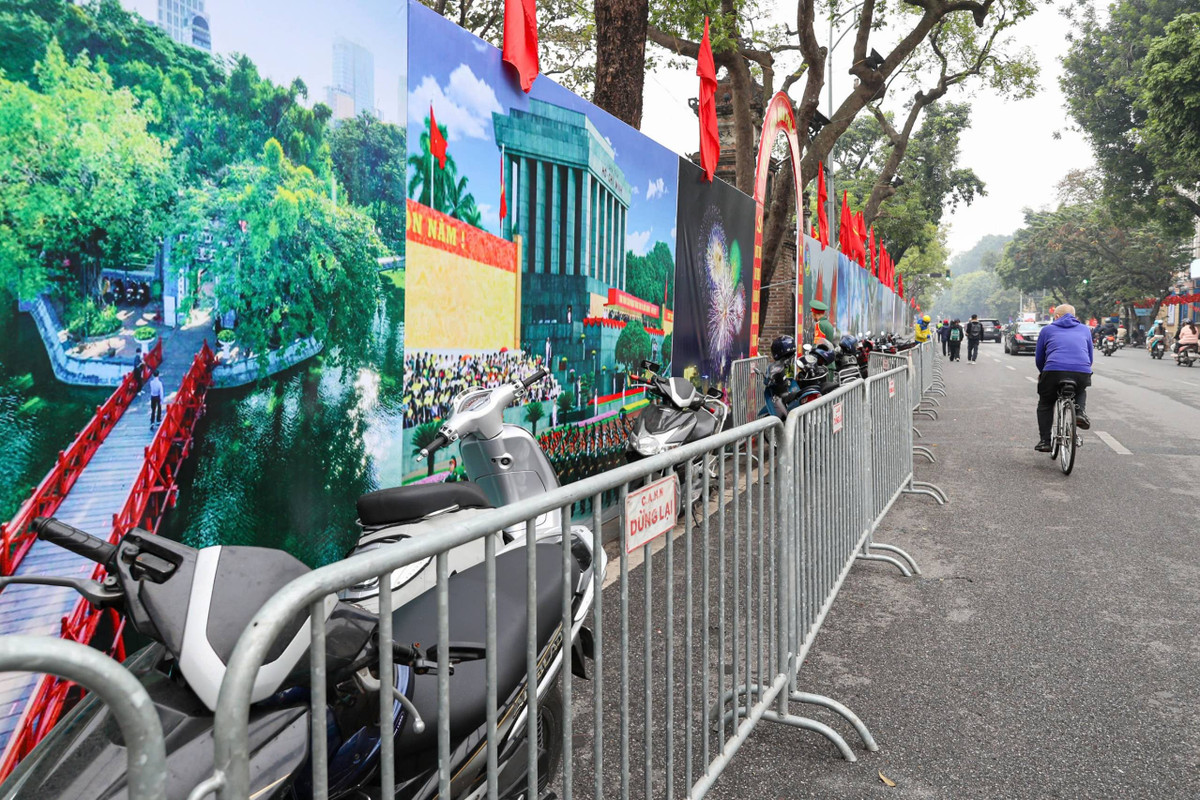 Hàng rào bảo vệ được thiết lập, lực lượng chức năng túc trực làm nhiệm vụ, đồng thời kiểm tra hệ thống kỹ thuật, phương tiện phòng cháy, chữa cháy và các phương án bảo đảm an ninh, trật tự khu vực.