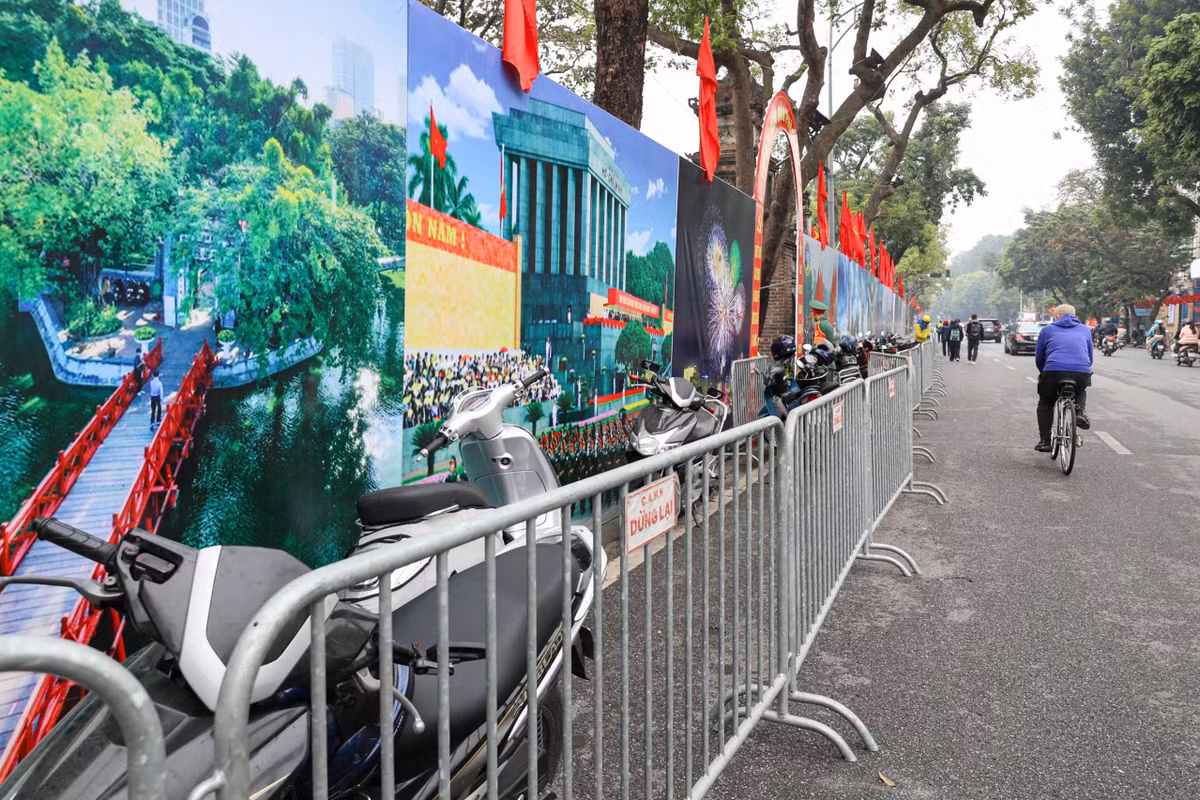 Hàng rào bảo vệ được thiết lập, lực lượng chức năng túc trực làm nhiệm vụ, đồng thời kiểm tra hệ thống kỹ thuật, phương tiện phòng cháy, chữa cháy và các phương án bảo đảm an ninh, trật tự khu vực.