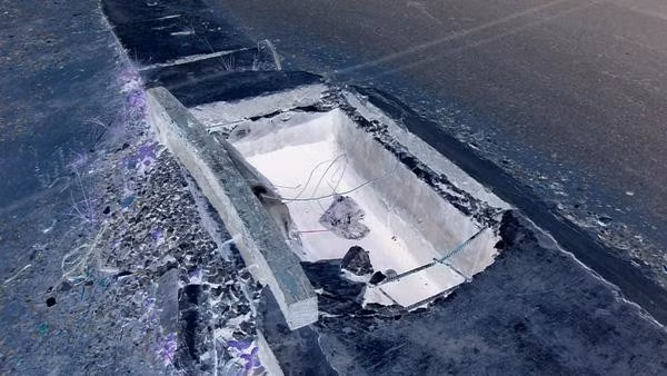 Thịnh không khai nhận, điều tra viên hỏi bất cứ thứ gì gã đều 'không thấy, không biết". Lúc này, một tổ công tác của Công an tỉnh Hà Nam và Công an tỉnh Bắc Giang đang tiến hành tìm kiếm xác anh lái xe tên T. Tại một cống nước ven đường thuộc TP Bắc Giang, các trinh sát phát hiện chiếc bao tải đã phai mầu, bên trong là thi thể anh T bị trói chặt. Anh T được xác định chết vì ngạt khí, nghĩa là khi các đối tượng ném anh xuống cống nước này, anh vẫn còn sống, nhưng không thể thoát ra (Ảnh minh họa, nguồn internet)