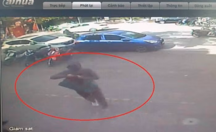 Khi Nam về đến phòng riêng, lúc này có bạn gái Nam là Trần Thị Thu Thủy (SN 2000) đang ở đây, Nam lấy trong ba lô nhiều cọc tiền, trị giá khoảng 1,3 tỷ đồng cho Thủy. Tiếp đó, Nam mang tiền giấu trong phòng ngủ của em ruột. Toàn bộ số tiền còn lại, 2 khẩu súng và đạn được Nam cho vào một ba lô khác. Quần áo mặc ngoài, giày, mũ, ba lô, túi đeo trước ngực Nam mang ra sau nhà đốt. Sau đó, Nam mang ba lô tiền cùng súng đạn lên xe bảo tài xế taxi đến nhà trọ đã thuê trước đó tại phường Khai Quang, TP Vĩnh Yên, tỉnh Vĩnh Phúc. (Ảnh cắt từ clip)