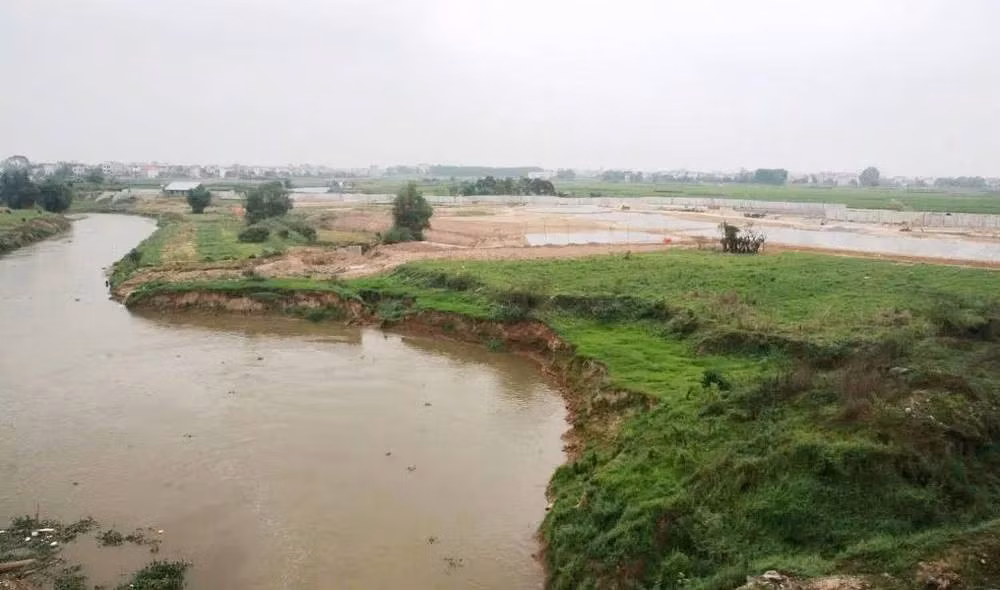 Khi ngược theo dòng chảy, gần cầu Thống Nhất (xã Kim Anh, huyện Sóc Sơn) trinh sát phát hiện tại khu vực này nhiều bụi cây bị dập nát, chứng tỏ từng xảy ra vật lộn. Gần đó cũng có nhiều vết máu dạng giọt. Phía trên đường bê tông, trinh sát tìm thấy, 1 thanh sắt nhọn đầu, 1 vũng máu đã khô cùng 1 viên đá vỡ đôi có dính máu. Công tác khám nghiệm đã chỉ ra, nạn nhân bị hành hung bởi các vật chứng nói trên. Khi nạn nhân chưa chết, hung thủ đã ném người này xuống sông. (Ảnh minh họa, nguồn internet)