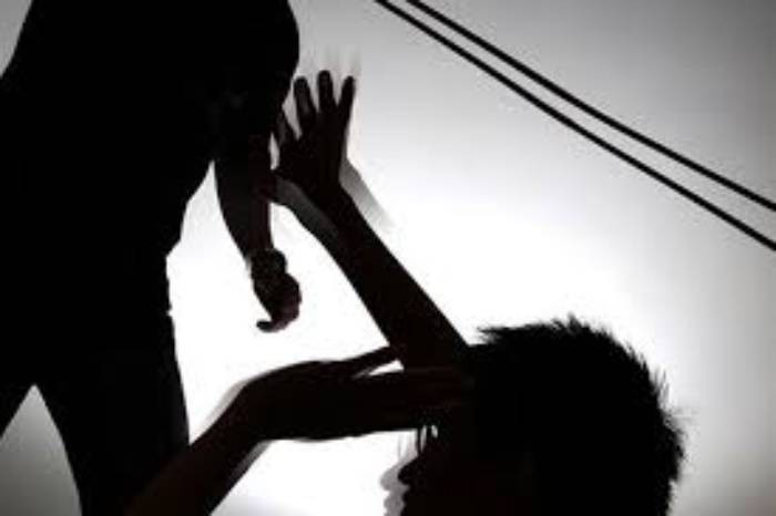 Nạn nhân lần này là ông Ngô Duy Đ. Sáng 21/10/2003, 46 ngày sau khi giết ông K, Chanh dẫn dụ ông Đ. về nhà, tiếp tục đánh bất tỉnh bằng búa. Khi thấy nạn nhân vẫn còn thở, Chanh quấn dây điện vào ngón tay ông Đ, nối vào nguồn điện để giết lái xe ôm này. Sau khi giết ông Đ, Chanh chưa chôn xác vội mà lôi vào một buồng trong nhà, tìm cách xóa những dấu vết tại hiện trường. Đêm hôm đó, Chanh vẫn bình thản cùng vợ, con ngủ tại ngôi nhà đang giấu một thi thể. (Ảnh minh họa, nguồn internet)