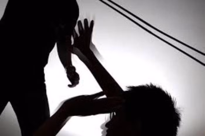 Nạn nhân lần này là ông Ngô Duy Đ. Sáng 21/10/2003, 46 ngày sau khi giết ông K, Chanh dẫn dụ ông Đ. về nhà, tiếp tục đánh bất tỉnh bằng búa. Khi thấy nạn nhân vẫn còn thở, Chanh quấn dây điện vào ngón tay ông Đ, nối vào nguồn điện để giết lái xe ôm này. Sau khi giết ông Đ, Chanh chưa chôn xác vội mà lôi vào một buồng trong nhà, tìm cách xóa những dấu vết tại hiện trường. Đêm hôm đó, Chanh vẫn bình thản cùng vợ, con ngủ tại ngôi nhà đang giấu một thi thể. (Ảnh minh họa, nguồn internet)