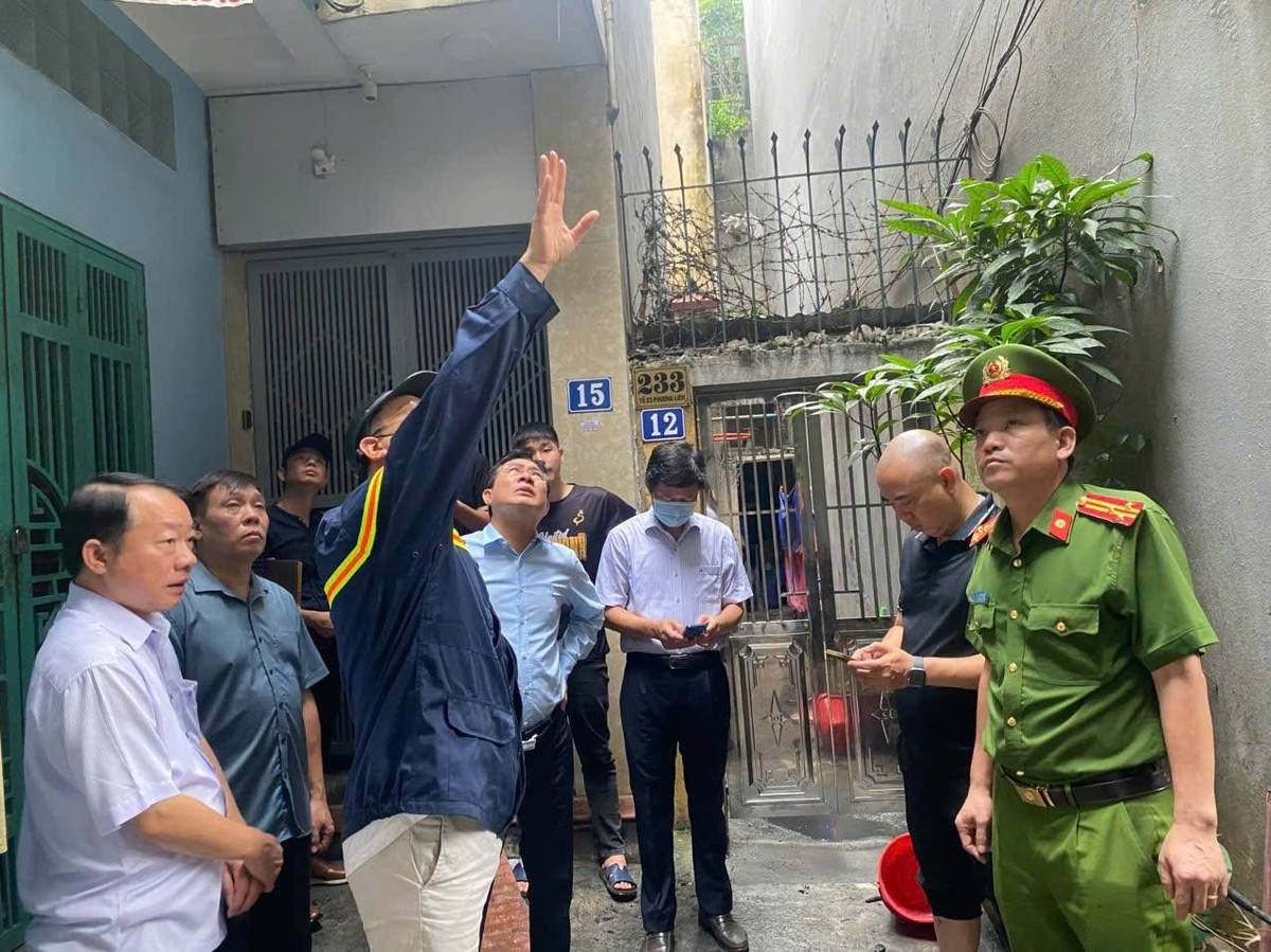 Cùng với đó, Đồng chí Trần Sỹ Thanh - Chủ tịch UBND TP Hà Nội, Đồng chí Trung tướng Nguyễn Tuấn Anh - Cục Trưởng Cục Cảnh sát PCCC&amp;CNCH - Bộ Công an, Thiếu tướng Nguyễn Hồng Ky - Phó Giám đốc, Đại tá Nguyễn Ngọc Quyền – Phó Giám đốc cùng đồng chí Đại tá Phạm Trung Hiếu Trưởng Phòng Cảnh sát PCCC và CNCH - Công an thành phố và Chính quyền địa phương đã trực tiếp xuống hiện trường để chỉ đạo công tác chữa cháy và cứu nạn, cứu hộ. (Ảnh: Đồng chí Trung tướng Nguyễn Tuấn Anh - Cục Trưởng Cục Cảnh sát PCCC&amp;CNCH trực tiếp đạo công tác chữa cháy và cứu nạn, cứu hộ tại hiện trường)