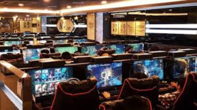 Khi được triệu tập, Hưng “bờm” thừa nhận có mâu thuẫn với Thắng “béo”, nhưng chối phăng việc liên quan đến cái chết của anh G. Qua xác minh, đúng là thời điểm xảy ra vụ án, anh ta đang đi chơi điện tử. Tuy nhiên, chính sự tự tin và bằng chứng ngoại phạm của Hưng càng khiến các trinh sát tin rằng đối tượng này liên quan đến cái chết của nạn nhân G. Kiên trì tiếp cận, khai thác thông tin trong các đối tượng hình sự trên địa bàn, trinh sát nắm được tối 11/2, có một số “người anh em” của Hưng “bờm” vắng nhà. (Ảnh minh họa, nguồn internet)