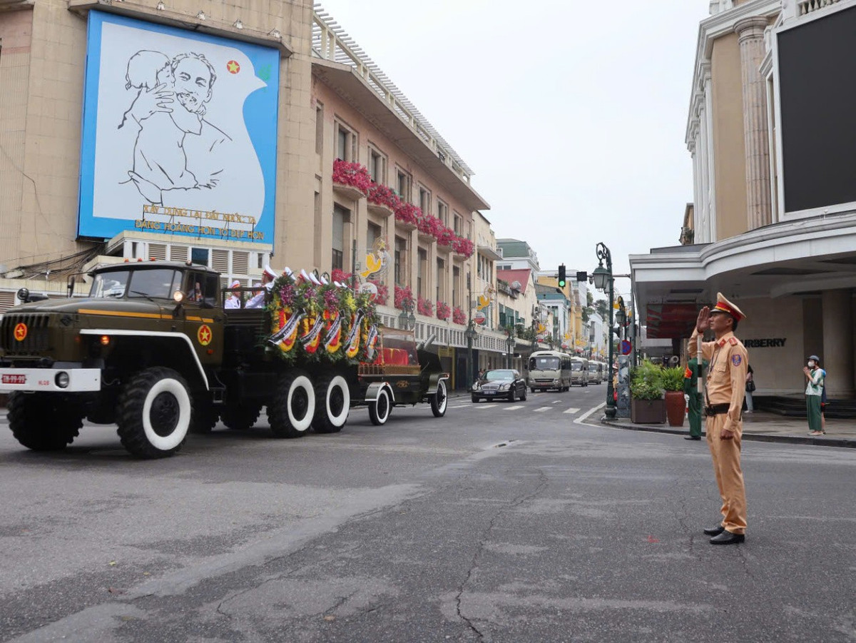 Đoàn xe tang lễ nguyên Chủ tịch nước Trần Đức Lương di chuyển qua phố Tràng Tiền, quận Hoàn Kiếm, Hà Nội.
