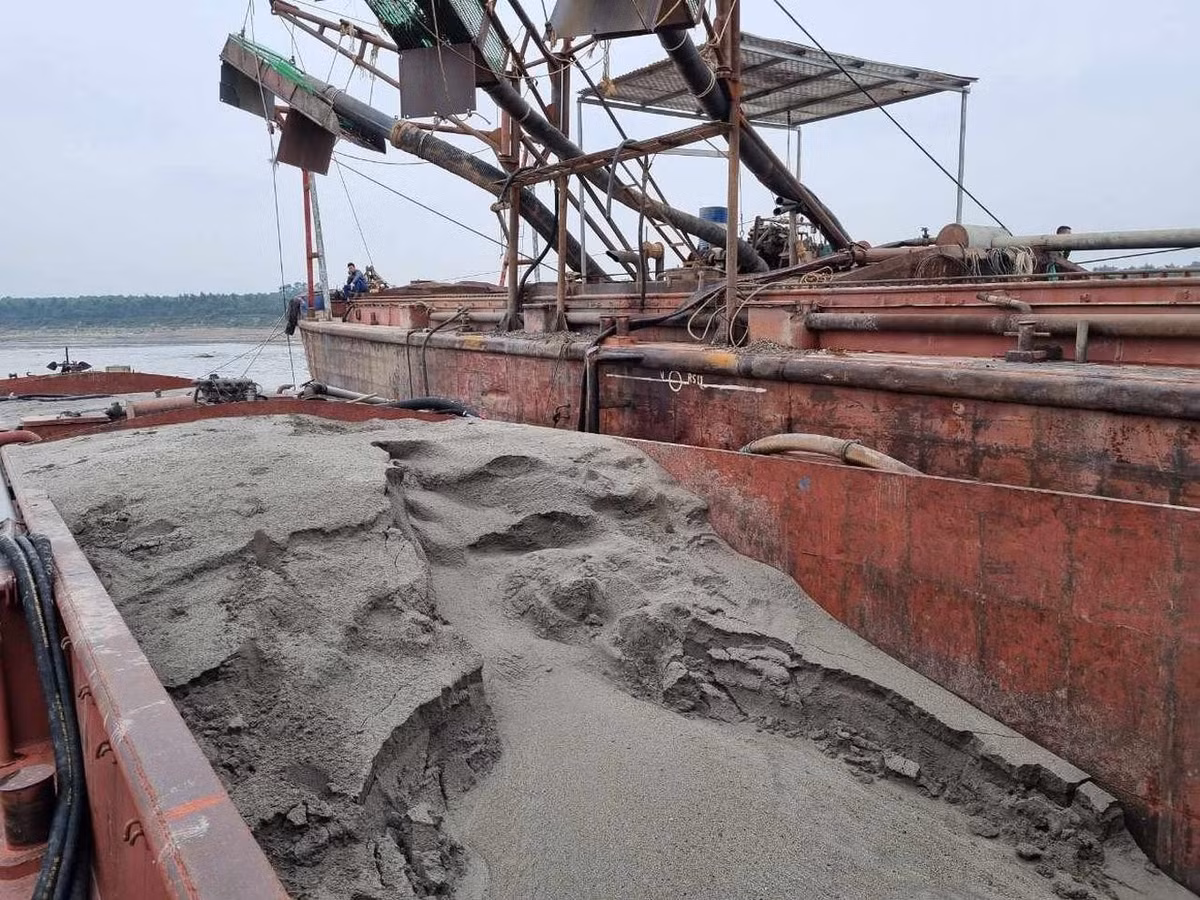 Theo hồ sơ vụ án, sáng 4/5/2010, ba thanh niên của công ty TNHH Ngọc Hà bắt đầu công việc hút cát trên sông Phó Đáy như thường ngày. Gần hết buổi sáng, họ phát hiện vòi hút bị tắc. Khi kiểm tra, họ phát hiện một chiếc quần âu nam màu tím than bị kẹt trong đó. Kinh hoàng hơn, trong ống quần có một đốt xương sống và một xương bánh chè. Cả ba hoảng hốt báo lại cho cơ quan công an. (Ảnh minh họa, nguồn internet)