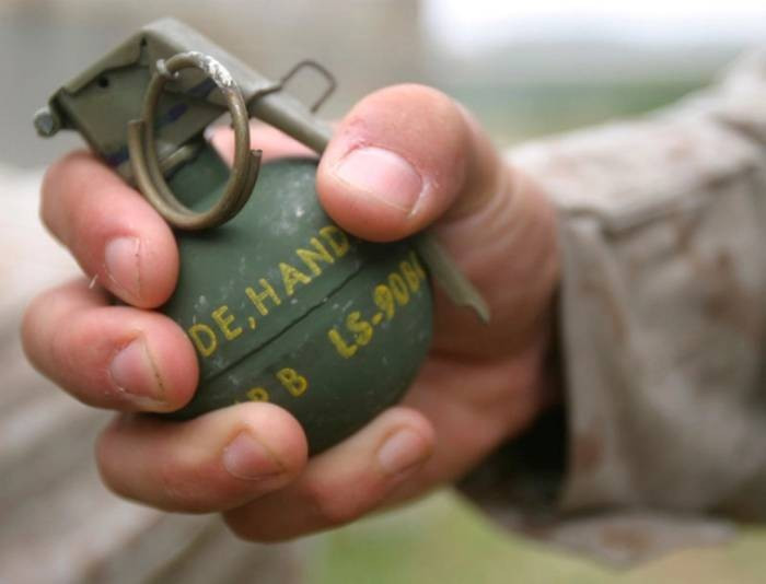 Năm 20 tuổi Công đã cầm đầu một băng cướp, hoạt động táo tợn ở ngã ba Hồng Phú (Phủ Lý). Gã trở thành “hung thần” đối với cánh lái xe đường dài bởi thường xuyên sử dụng vũ khí nóng để đe dọa, trấn cướp hàng hóa trên các chuyến xe. Nhưng “đi đêm lắm cũng có ngày gặp ma”, một lần đang “ăn hàng”, Công bị lực lượng chức năng phát hiện, truy bắt. Gã liều lĩnh rút lựu đạn ra ném hòng thoát thân. Rất may, quả lựu đạn bị lép. Cảnh sát buộc phải nổ súng để chặn đường tẩu thoát của tên cướp. Công lĩnh hai viên đạn vào bụng và chân, bị bắt tại trận. (Ảnh minh họa, nguồn internet)