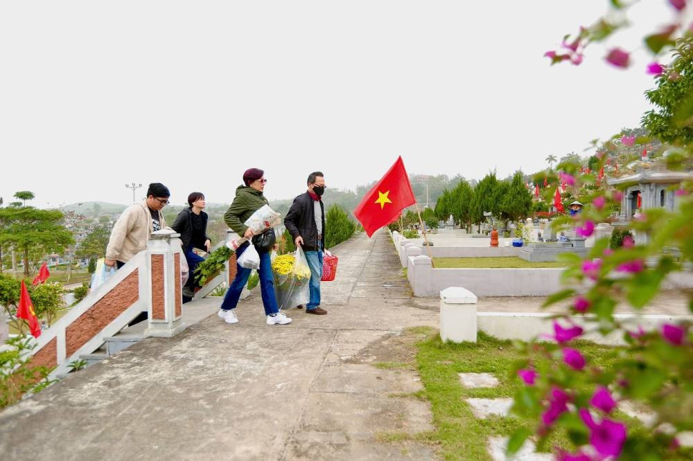 Tảo mộ trước Tết từ lâu đã trở thành nét đẹp văn hóa của người Việt, thể hiện đạo lý “uống nước nhớ nguồn”, lòng hiếu kính với tổ tiên và mong cầu một năm mới bình an, may mắn cho gia đình. Ghi nhận trong những ngày cận Tết Bính Ngọ 2026, nhiều nghĩa trang được trang hoàng khang trang, sạch sẽ để đón người dân đến tạ mộ. Đặc biệt, một số nơi còn tổ chức hội chợ hoa Tết, trưng bày đào, quất, hoa xuân và các chương trình âm nhạc mang không khí ngày xuân dành cho cả người sống lẫn người đã khuất.