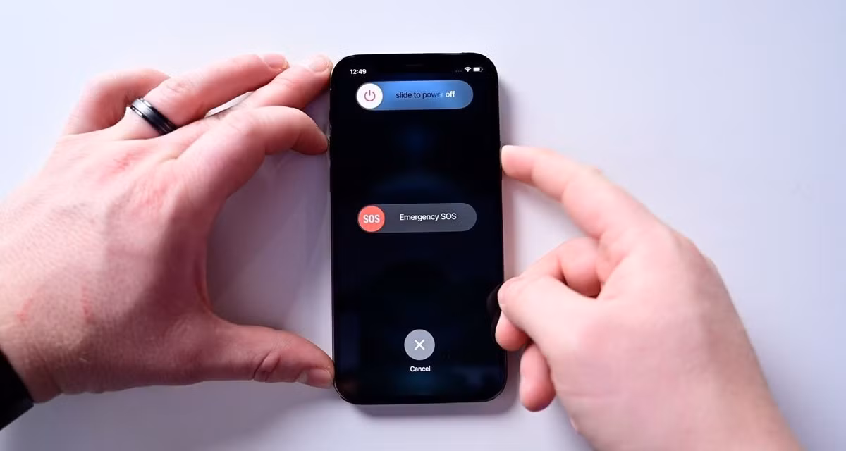Các trinh sát lần theo những mối quan hệ bạn bè, người thân và đặc biệt rà soát rất kỹ những người có mâu thuẫn với đối tượng, tuy nhiên không có kết quả. Dù còn trẻ, thế nhưng cách ra tay giết người của Tuấn khiến ai cũng phải rùng mình về độ lạnh lùng và tàn nhẫn. Khi bỏ trốn, Tuấn tắt điện thoại nhằm tránh việc bị công an lần theo. (Ảnh minh họa, nguồn internet)