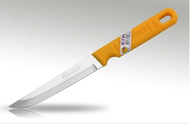 Bước đầu không xác định được tung tích nạn nhân. Ban chuyên án đã chuyển hướng tập trung điều tra tìm kiếm ra xa hiện trường thì phát hiện một chiếc túi bỏ lại dưới đồi Thiêng, trong đó có mấy bộ quần áo nữ, dao gọt hoa quả… Đặc biệt, trong túi có chiếc áo phông dài tay màu trắng có nhãn hiệu "thức ăn gia súc Thanh Bình" cùng một tờ giấy ghi nội dung "toa thuốc". Qua đó, điều tra viên nhận định "toa thuốc" chủ yếu được dùng trong miền Nam, nếu là miền Bắc thì sẽ là "đơn thuốc". (Ảnh minh họa, nguồn internet)