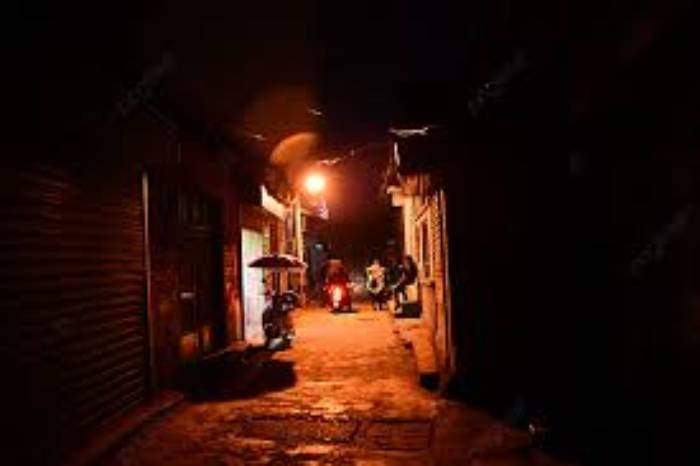 Đến chiều tối 29/12, gã thanh niên với đôi mắt lạnh lẽo ấy lại tới tìm anh P thuê chở đi công việc. Anh P nhận lời. Đêm ấy, thấy bạn chưa về, trong lòng K không khỏi lo lắng. Sáng hôm sau, K. gọi thêm người bạn cũng hành nghề xe ôm cùng đi tìm P. Chiều cùng ngày, đi qua một quán cơm ở phố Nguyễn Khánh Toàn, anh K sững người lại khi nhìn thấy chiếc xe máy của anh P đỗ ngoài cửa. Chỉ trong tích tắc, cả đội xe ôm quen đã tụ tập đầy đủ.(Ảnh minh họa, nguồn internet)