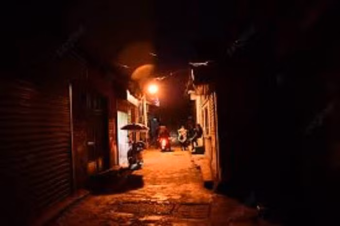 Đến chiều tối 29/12, gã thanh niên với đôi mắt lạnh lẽo ấy lại tới tìm anh P thuê chở đi công việc. Anh P nhận lời. Đêm ấy, thấy bạn chưa về, trong lòng K không khỏi lo lắng. Sáng hôm sau, K. gọi thêm người bạn cũng hành nghề xe ôm cùng đi tìm P. Chiều cùng ngày, đi qua một quán cơm ở phố Nguyễn Khánh Toàn, anh K sững người lại khi nhìn thấy chiếc xe máy của anh P đỗ ngoài cửa. Chỉ trong tích tắc, cả đội xe ôm quen đã tụ tập đầy đủ.(Ảnh minh họa, nguồn internet)