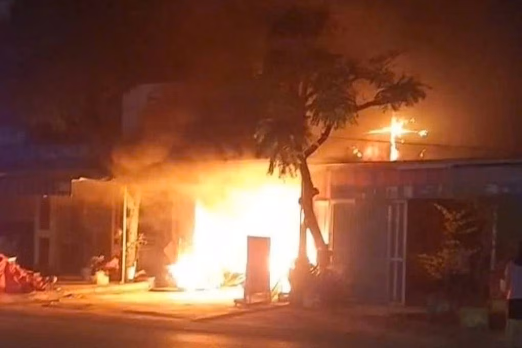 Theo hồ sơ vụ án, đêm muộn 10/11/2016, căn nhà của bà Bùi Thị L (SN 1960, xã Tiên Dược, huyện Sóc Sơn, Hà Nội - cũ) bất ngờ bốc cháy. Nhiều người dân xung quanh đã lao đến giúp dập lửa. Khi lửa tắt, mọi người tìm thấy thi thể người đàn bà xấu số trong đám tro tàn. Lúc đầu, ai cũng nghĩ bà L chết vì không kịp thoát ra khi ngọn lửa bùng lên. (Ảnh minh họa, nguồn internet)