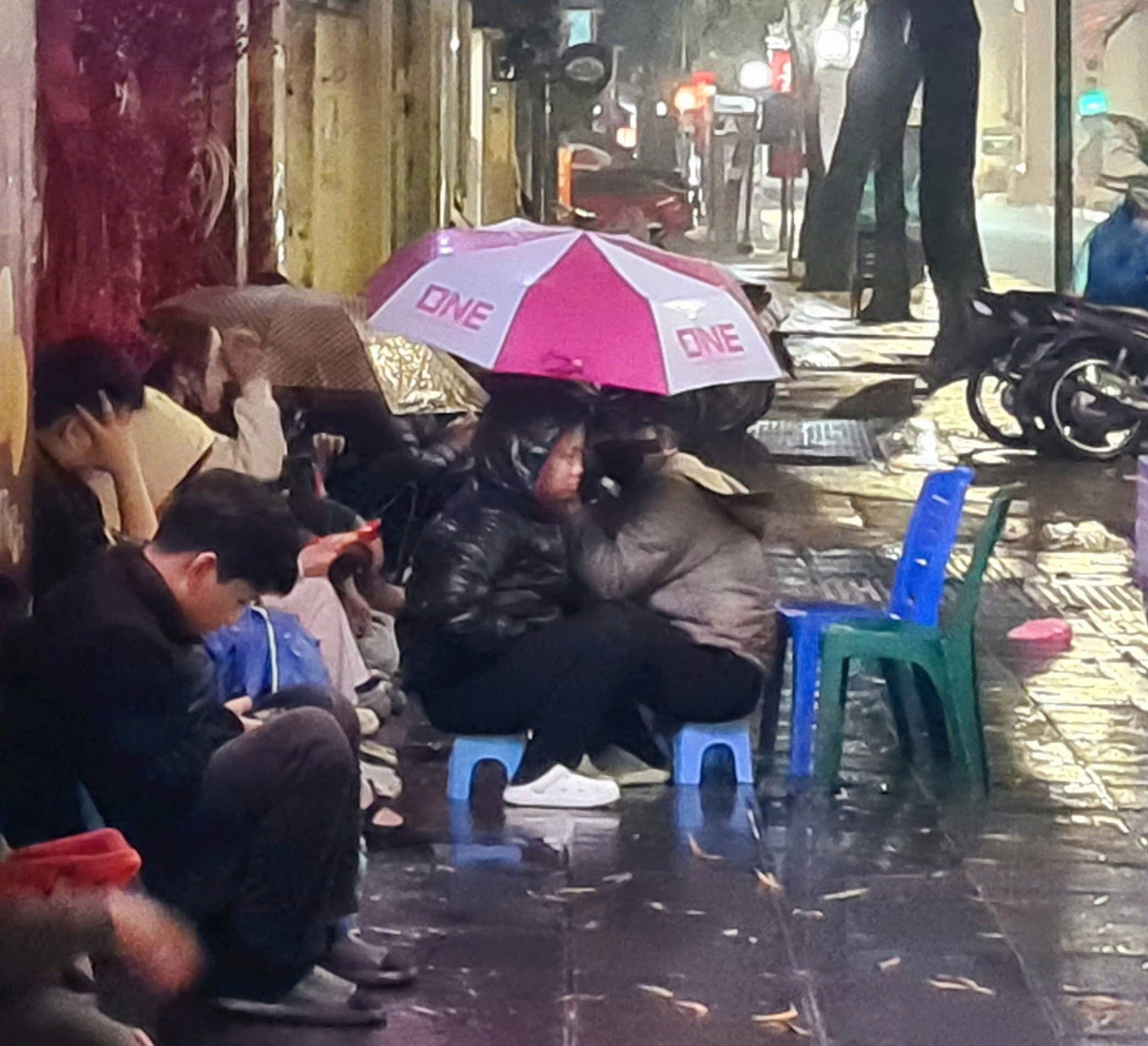 Người dân không ngại mưa gió, kiên nhẫn xếp hàng từ 2-3h sáng tại khu vực cầu giấy chờ mua vàng cầu may. Ảnh: Mạnh Hưng.