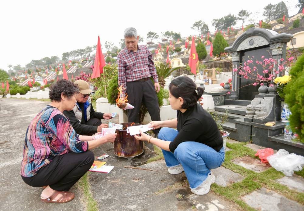 Chia sẻ về phong tục này, ông Hùng cho biết, việc tạ mộ, tưởng nhớ tổ tiên đã ăn sâu vào tiềm thức của mỗi gia đình Việt. Cuối năm, con cháu cùng hướng về gia tiên, dâng hương mời ông bà về đón Tết, báo cáo những việc đã làm trong năm qua và tự nhìn lại mình để sống tốt hơn. Nhiều năm nay, gia đình ông đều mang đào lên mộ dịp Tết như một cách thể hiện sự sum vầy, gắn kết giữa các thế hệ.