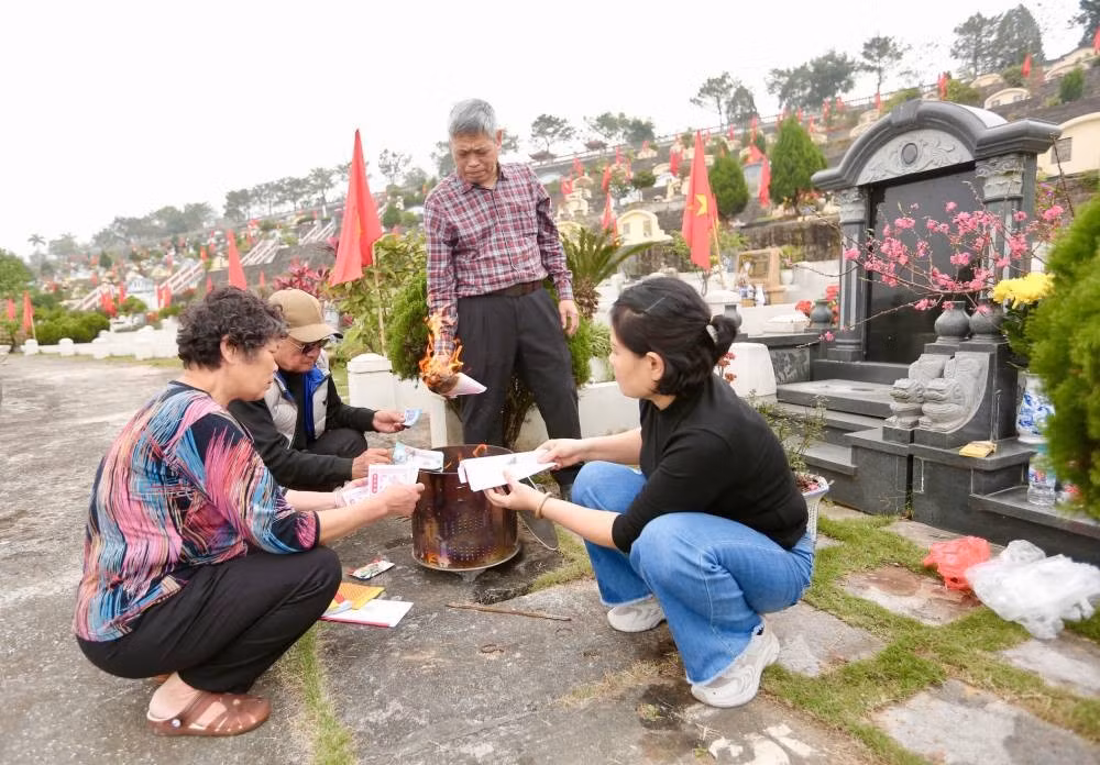 Chia sẻ về phong tục này, ông Hùng cho biết, việc tạ mộ, tưởng nhớ tổ tiên đã ăn sâu vào tiềm thức của mỗi gia đình Việt. Cuối năm, con cháu cùng hướng về gia tiên, dâng hương mời ông bà về đón Tết, báo cáo những việc đã làm trong năm qua và tự nhìn lại mình để sống tốt hơn. Nhiều năm nay, gia đình ông đều mang đào lên mộ dịp Tết như một cách thể hiện sự sum vầy, gắn kết giữa các thế hệ.