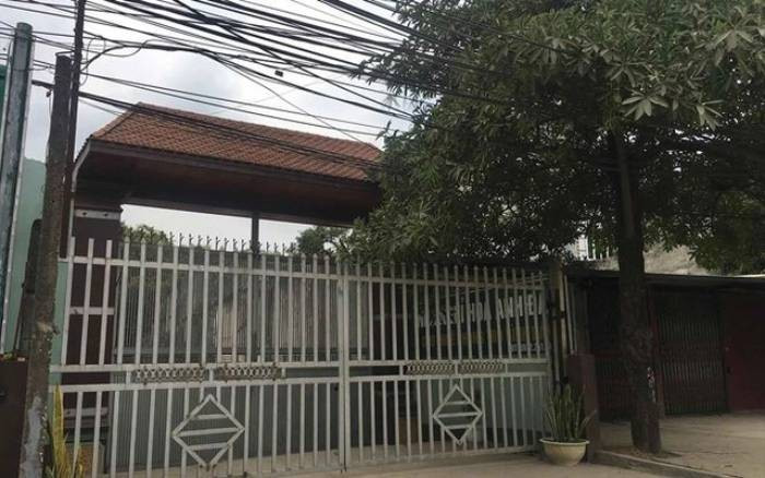 Theo nhân viên này, bà H có quan hệ xã hội khá rộng, việc bà đi đâu đó dăm ngày không hề lạ lẫm. Thế nhưng lần này có những dấu hiệu bất thường khiến người thân lo lắng, bất an. Tiếp nhận trình báo, Công an huyện Chương Mỹ ngay lập tức cử một tổ cán bộ xuống địa bàn để xác minh thông tin. Căn nhà bà H sinh sống được xây dựng trên mảnh đất rộng 2.000m2, đây cũng là nơi đặt cơ sở nhà nghỉ Hoa Anh Đào nên khá rộng rãi. Vào thời điểm lực lượng Công an Chương Mỹ có mặt, căn nhà trống trơn, không người ở. (Căn nhà nơi và H sinh sống)