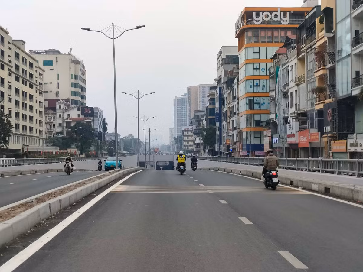 Đại diện Ban Quản lý dự án đầu tư công trình giao thông Hà Nội cho biết, các hạng mục còn lại bao gồm việc hoàn thiện mặt bằng khu vực ga Giáp Bát, thi công đường và lát đá vỉa hè hai bên cánh gà hầm. Các nhà thầu đã nhận lệnh phải dứt điểm các phần việc này trước khi kết thúc tháng 3.